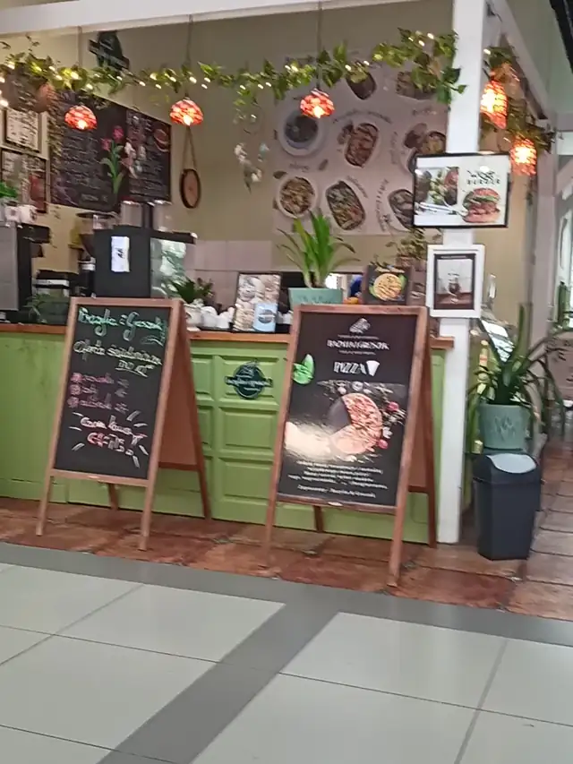 Wejście z tablicami i lampkami