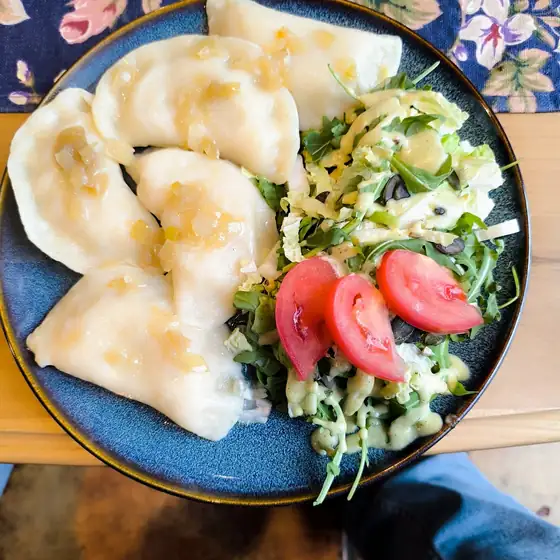 Pierogi wegańskie z sałatą